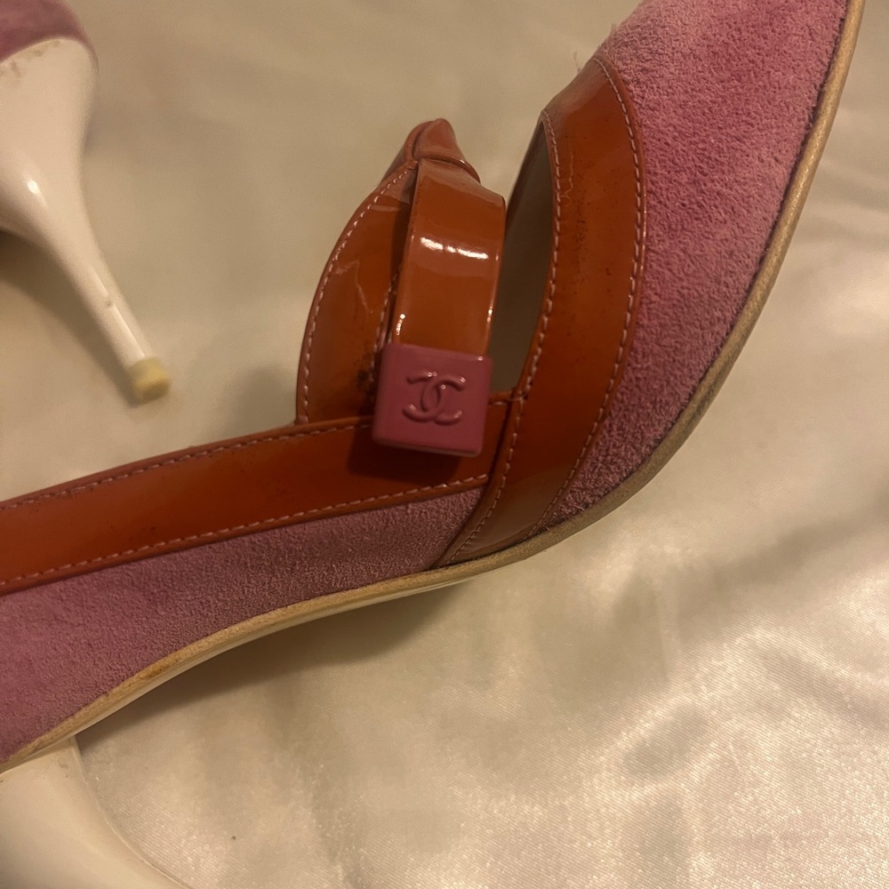 CHANEL Pink and Brown Heels with Bow Accent - Picture 6 of 7